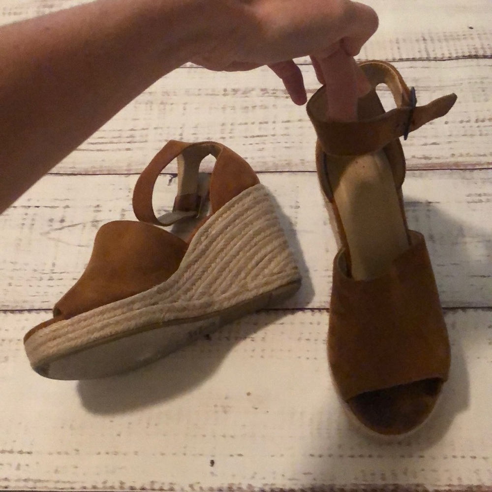 Tan wedge